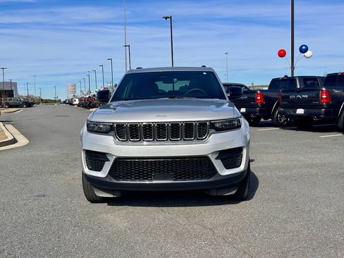 Used 2024 Jeep Grand Cherokee Laredo X image 2