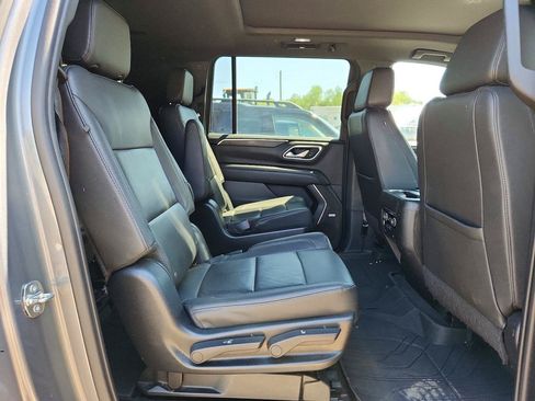 Used 2022 Chevrolet Suburban LT w/ Luxury Package AWD/4WD image 9