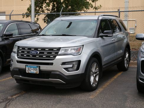 Used 2016 Ford Explorer XLT w/ Equipment Group 202A AWD/4WD image 3