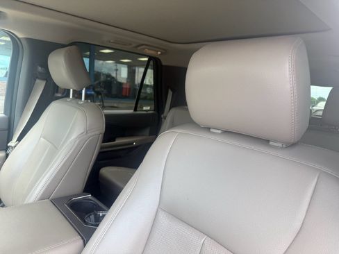 Used 2019 Ford Expedition Max XLT w/ Equipment Group 202A AWD/4WD image 10