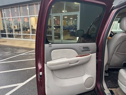 Used 2008 Chevrolet Suburban LT image 17