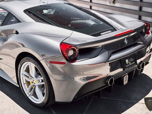 Used 2018 Ferrari 488 GTB RWD image 11
