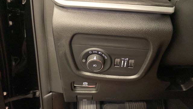 Used 2023 Jeep Grand Cherokee L Limited AWD/4WD image 25