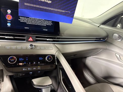 Used 2025 Hyundai Elantra SEL FWD image 16