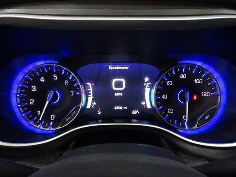 Used 2024 Chrysler Pacifica Touring-L image 28