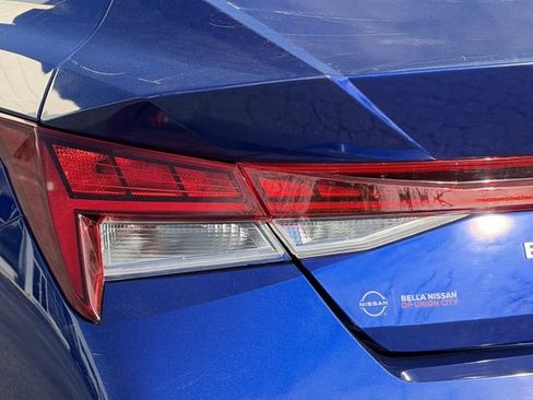 Used 2025 Hyundai Elantra Limited FWD image 25