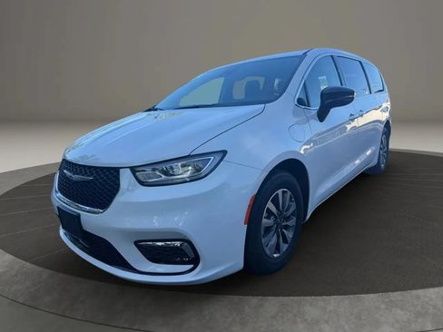 Used 2024 Chrysler Pacifica Limited FWD image 1