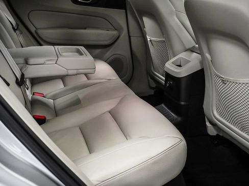 Used 2019 Volvo XC60 T8 Momentum image 22