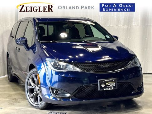 Used 2018 Chrysler Pacifica Touring Plus w/ S Appearance Package image 1
