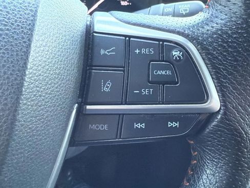 Used 2021 Toyota Sienna XSE w/ XSE Plus Package image 11