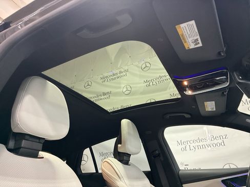 Used 2025 Mercedes-Benz GLC 300 4MATIC image 32