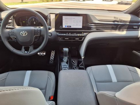 Used 2025 Toyota Camry SE w/ Convenience Package FWD image 17