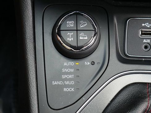 Used 2019 Jeep Cherokee Trailhawk w/ Comfort/Convenience Group AWD/4WD image 38