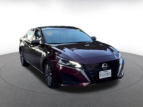 Used 2025 Nissan Altima 2.5 SV FWD image 11