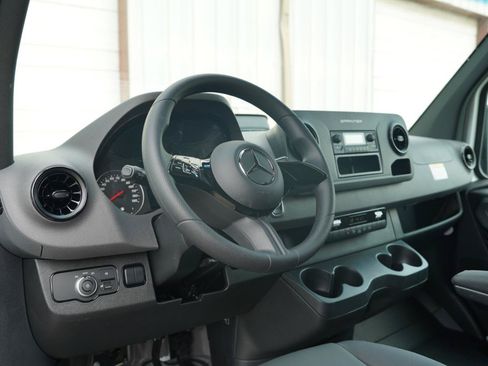 Used 2025 Mercedes-Benz Sprinter 2500 image 11