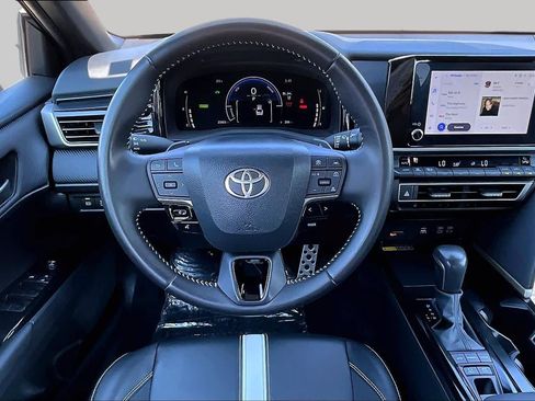Used 2025 Toyota Camry SE FWD image 6