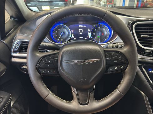 Used 2025 Chrysler Pacifica Limited FWD image 22