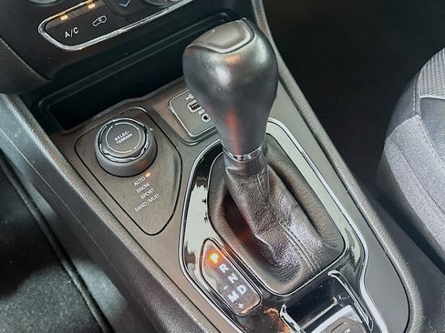 Used 2023 Jeep Cherokee Altitude Lux image 25