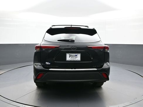 Used 2026 Toyota Highlander XLE image 7