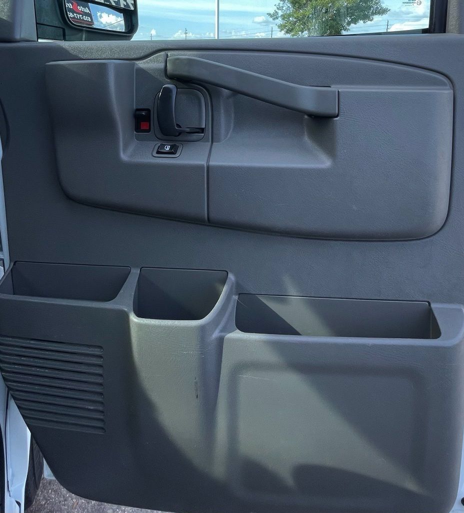 Used 2017 Chevrolet Express 2500 Extended RWD image 31