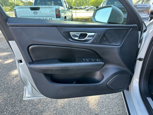 Used 2019 Volvo S60 T5 Momentum w/ Multimedia Package image 10