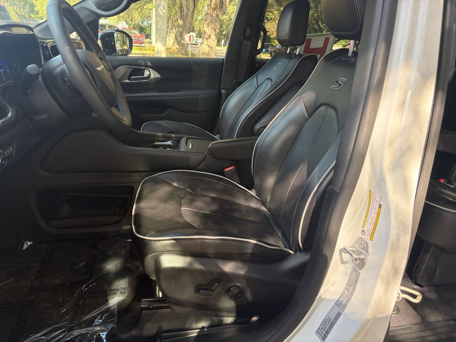 Used 2025 Chrysler Pacifica Limited FWD image 29