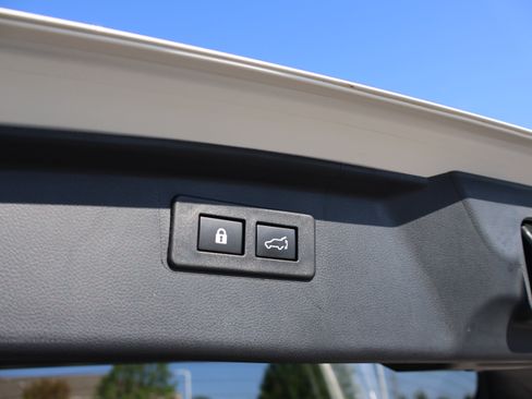 Used 2023 Subaru Outback Touring XT AWD/4WD image 18