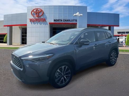 Used 2025 Toyota Corolla Cross XLE w/ Convenience Package FWD image 5