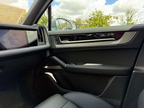 Certified 2025 Porsche Cayenne image 23