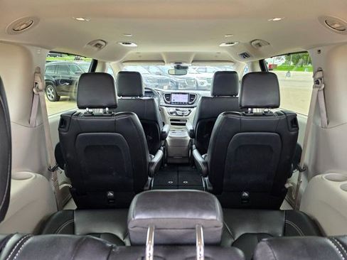 Certified 2023 Chrysler Pacifica Touring-L FWD image 11