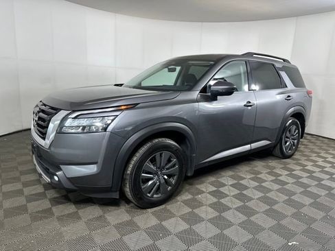 Used 2024 Nissan Pathfinder SV image 7