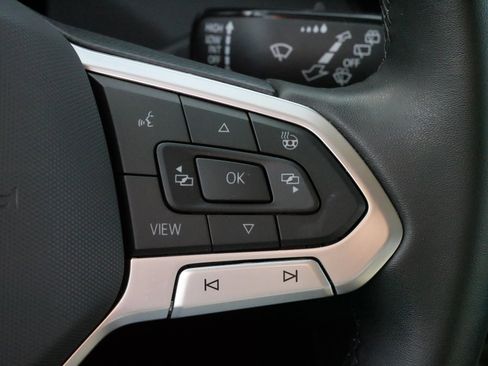 Certified 2025 Volkswagen Taos SE image 25