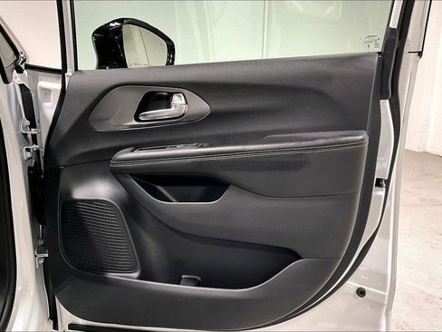 New 2026 Chrysler Pacifica Select image 11