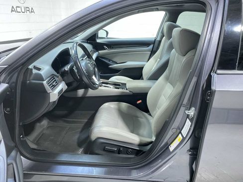 Used 2018 Honda Accord Touring image 2
