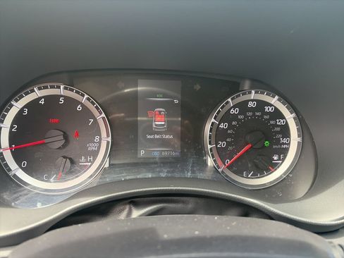 Used 2021 Toyota Highlander L FWD image 35