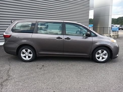 Used 2015 Toyota Sienna L FWD image 2