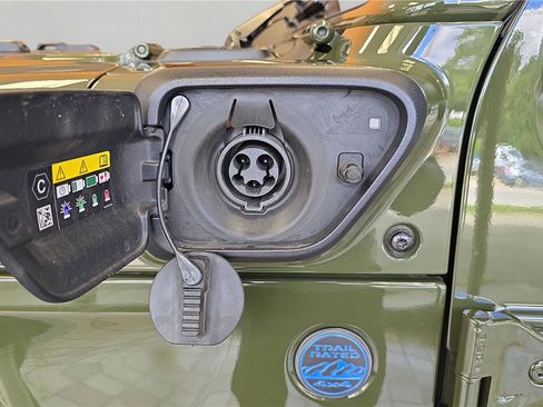 Used 2024 Jeep Wrangler Unlimited AWD/4WD image 39