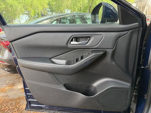 Used 2025 Nissan Rogue SV FWD image 18
