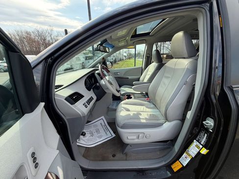 Used 2013 Toyota Sienna Limited w/ Premium Pkg image 10