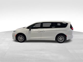 Used 2025 Chrysler Pacifica Select FWD video 2
