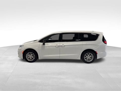Used 2025 Chrysler Pacifica Select FWD image 2