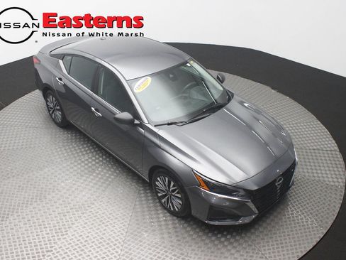Used 2025 Nissan Altima 2.5 SV FWD image 3