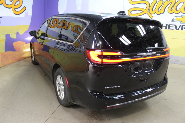 Used 2026 Chrysler Pacifica Select FWD image 6