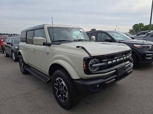 Used 2025 Ford Bronco Outer Banks AWD/4WD image 3