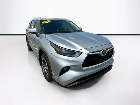 Used 2022 Toyota Highlander XLE AWD/4WD image 3