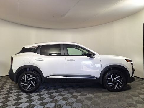 Used 2026 Nissan Kicks SV w/ SV Premium Package FWD image 4