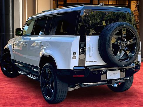 New 2026 Land Rover Defender 110 X-Dynamic SE image 2