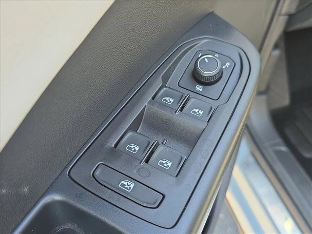 New 2026 Volkswagen Taos SE FWD image 5
