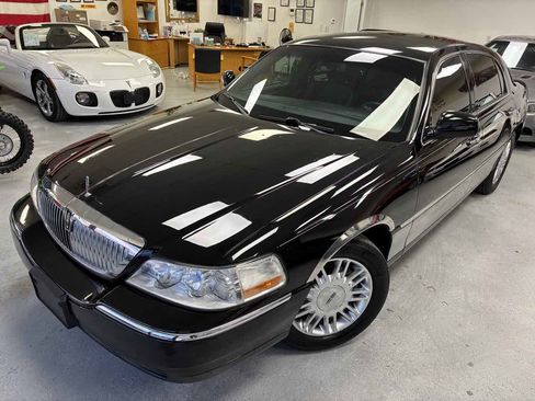 Used 2009 Lincoln Town Car Signature Limited image 5