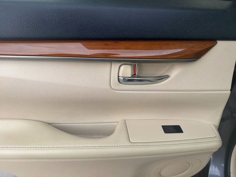 Used 2014 Lexus ES 300h w/ Luxury Package w/Bamboo Trim image 21